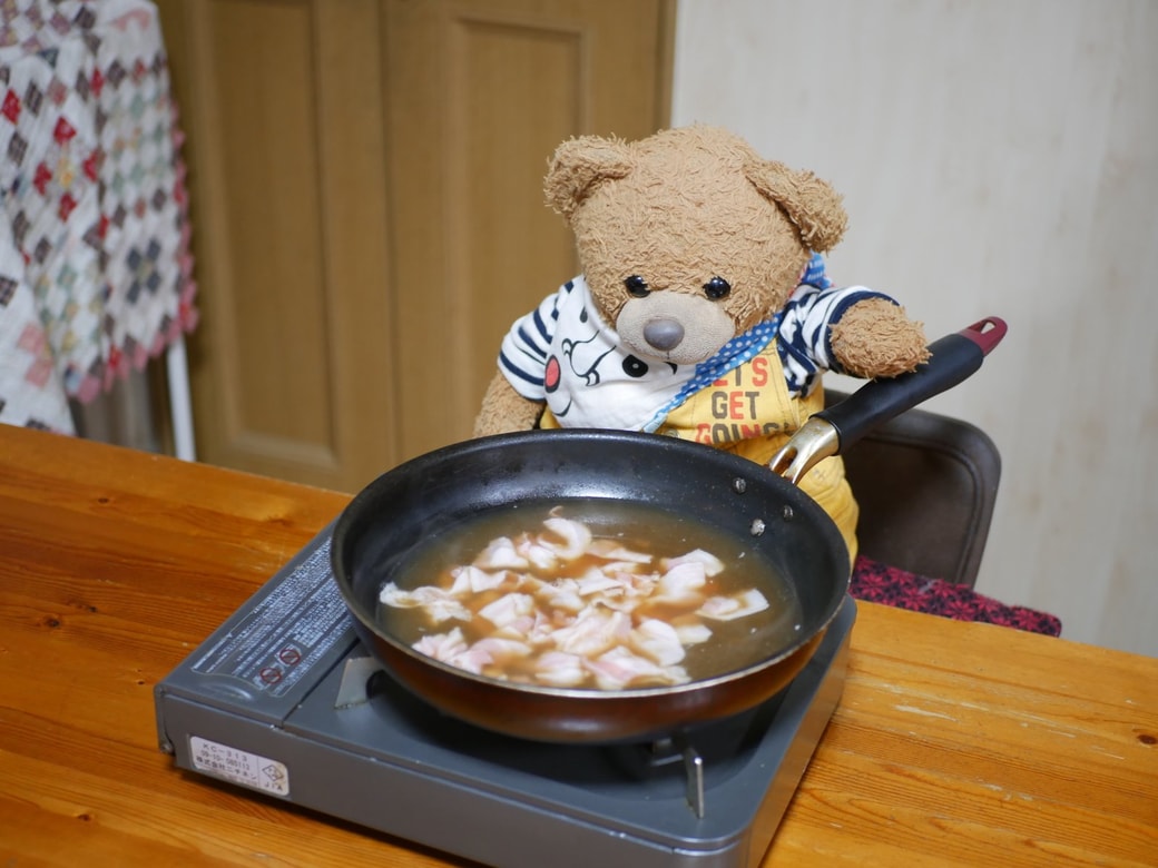 豚肉を煮るくまくん