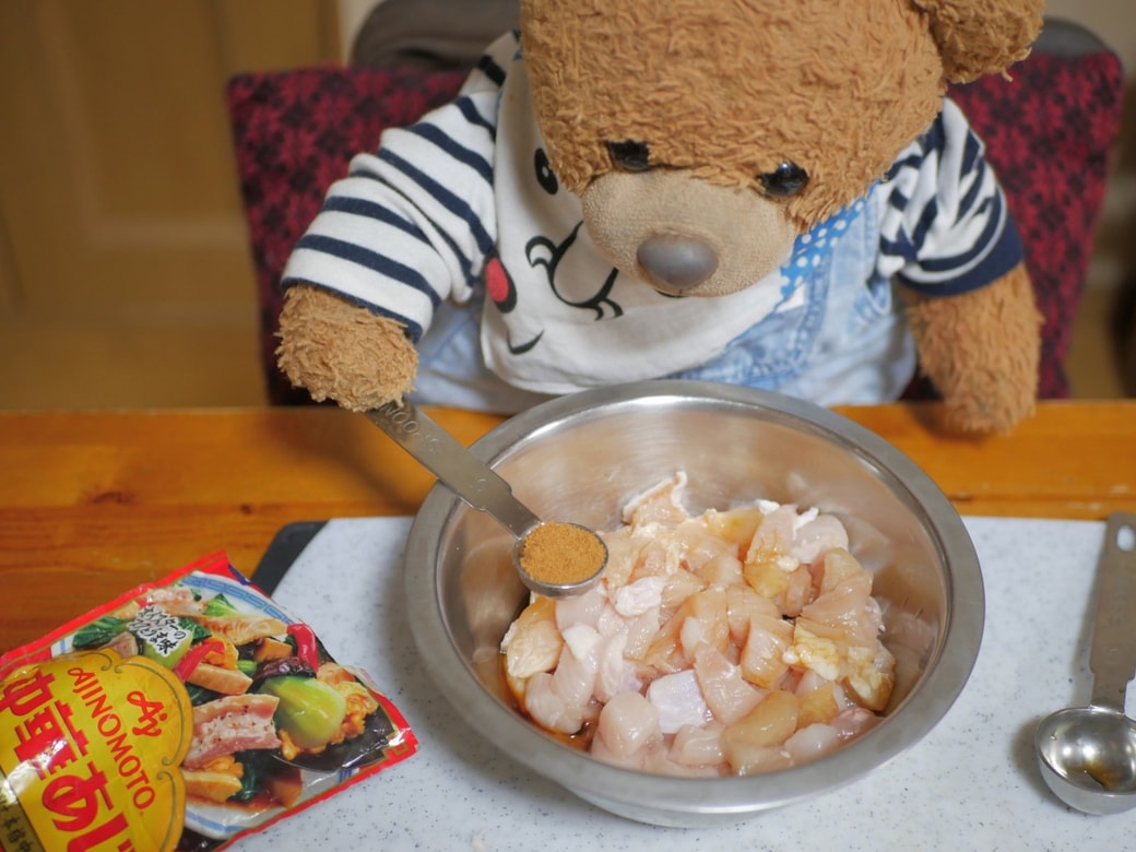 下味の調味料を加えるくまくん