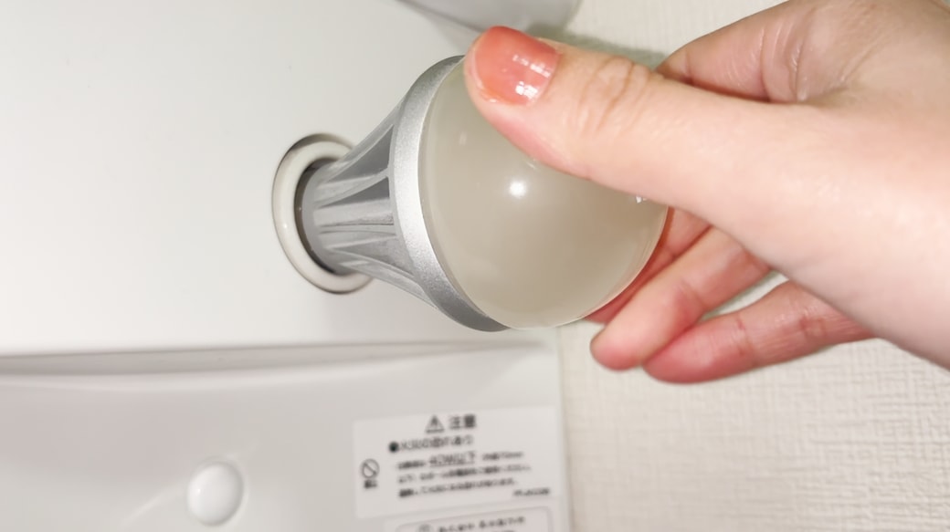 電球を元に位置に取り付ける