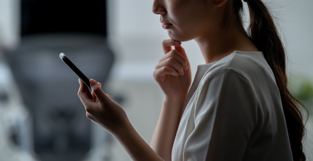 スマホを見つめる女性