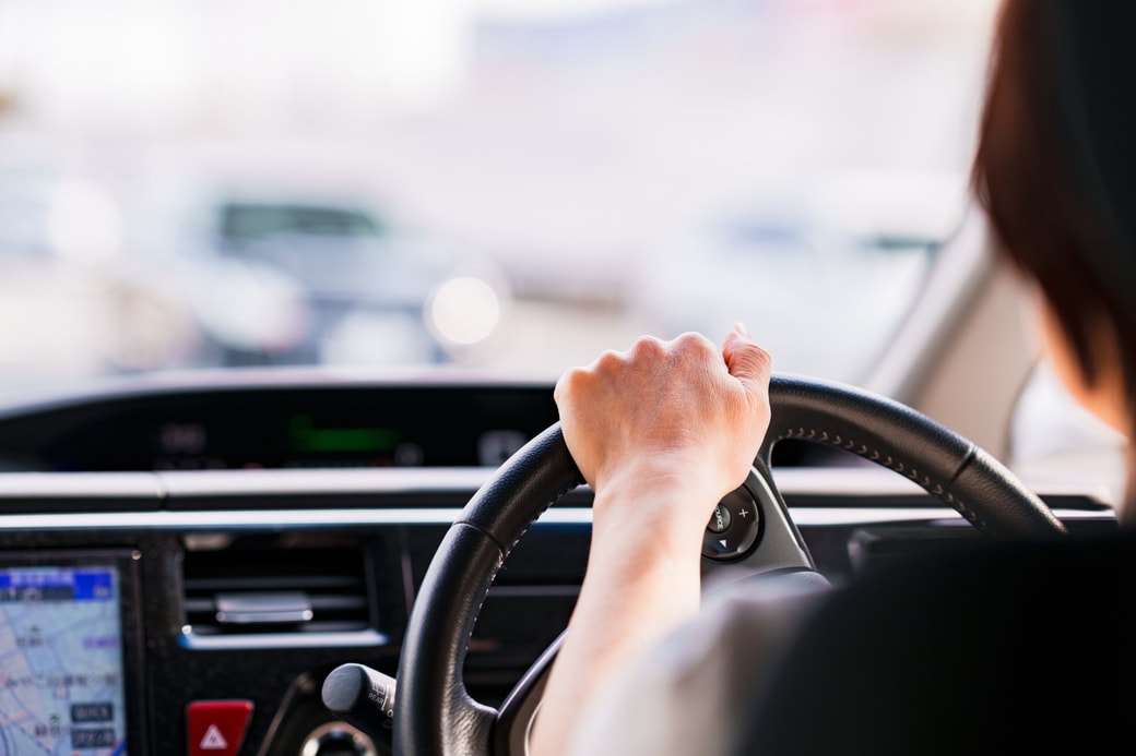 運転する女性