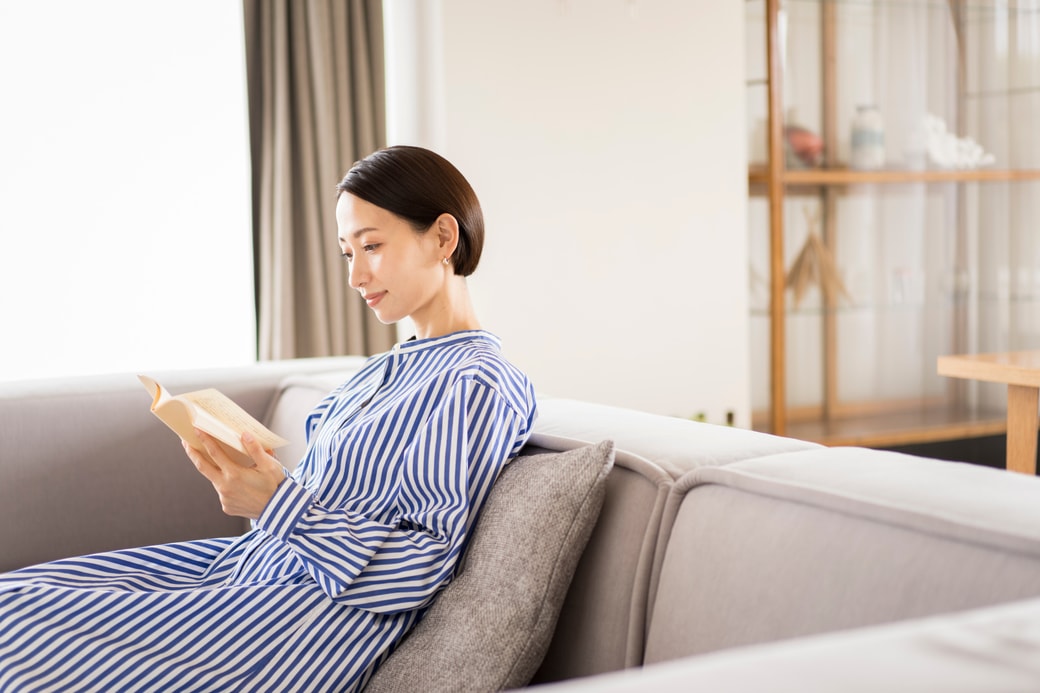 読書する女性