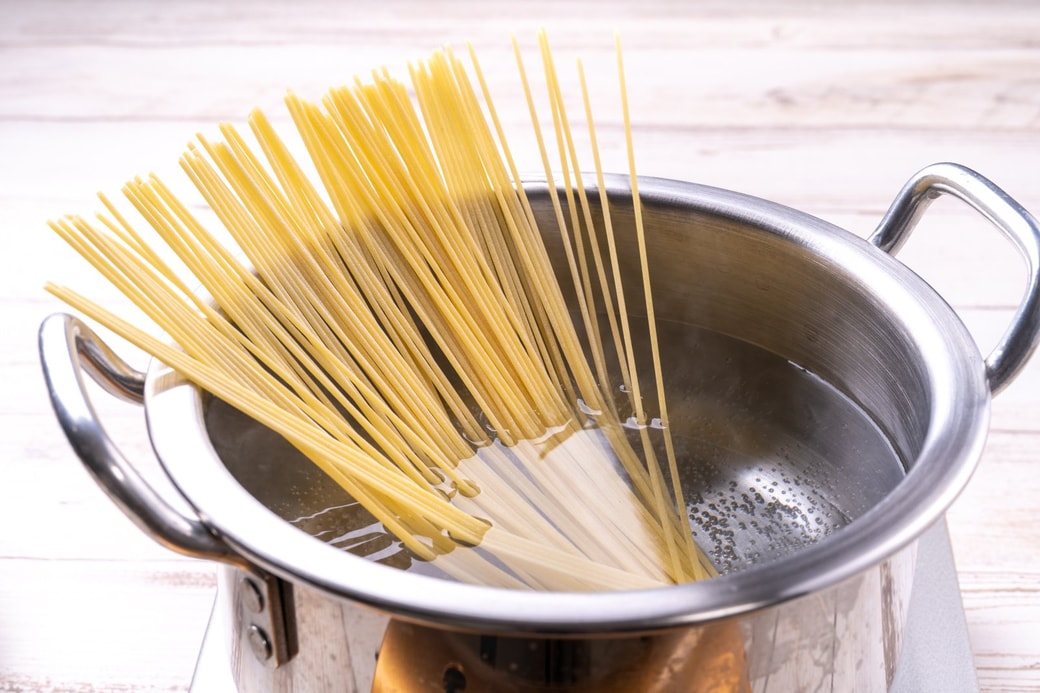 パスタを茹でるところ