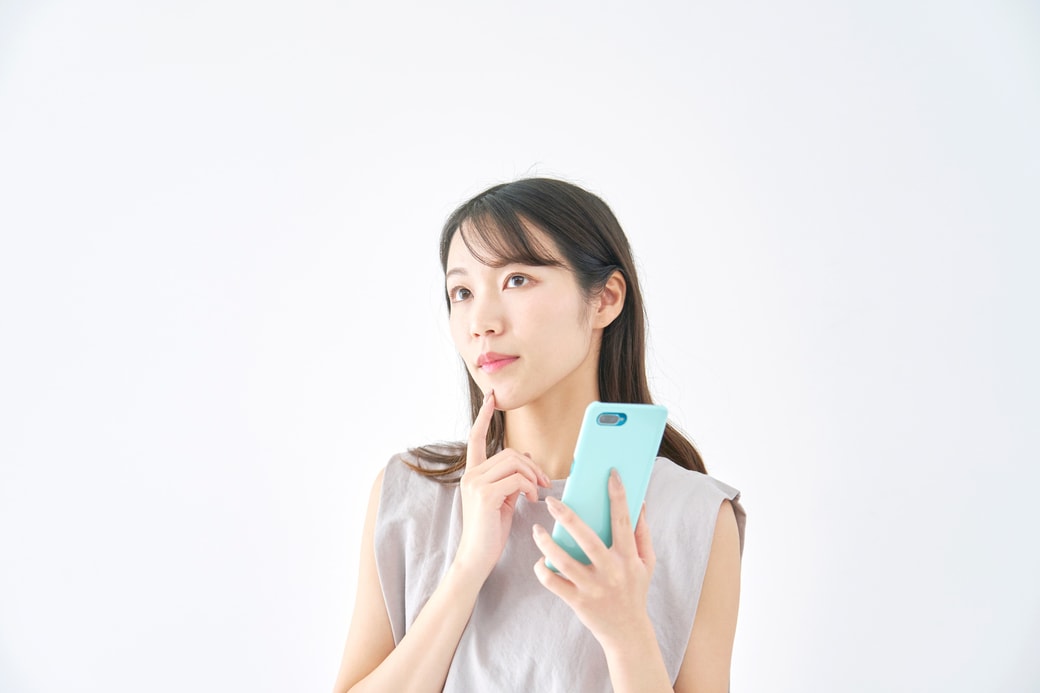 スマホを持つ女性