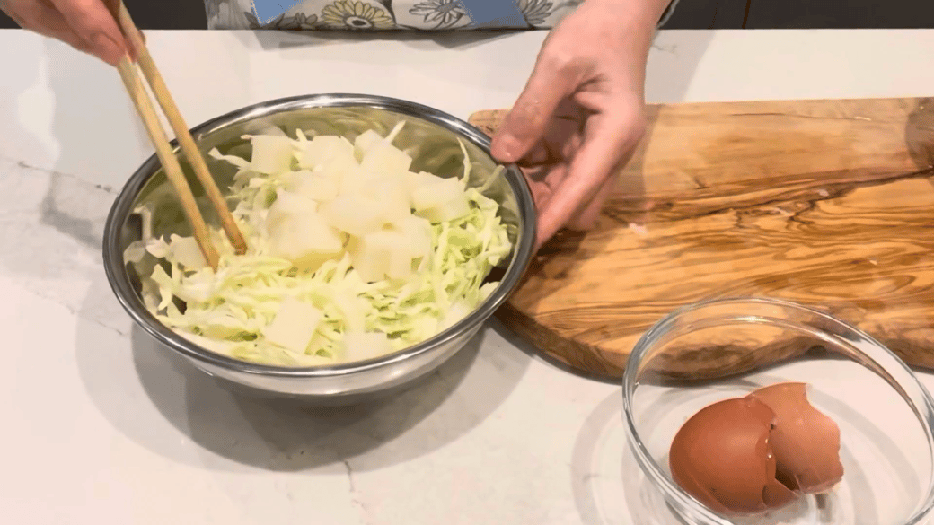 キャベツ、餅をボウルで合わせる人