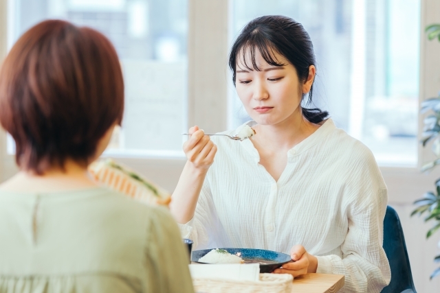 ランチしながら困り顔の女性