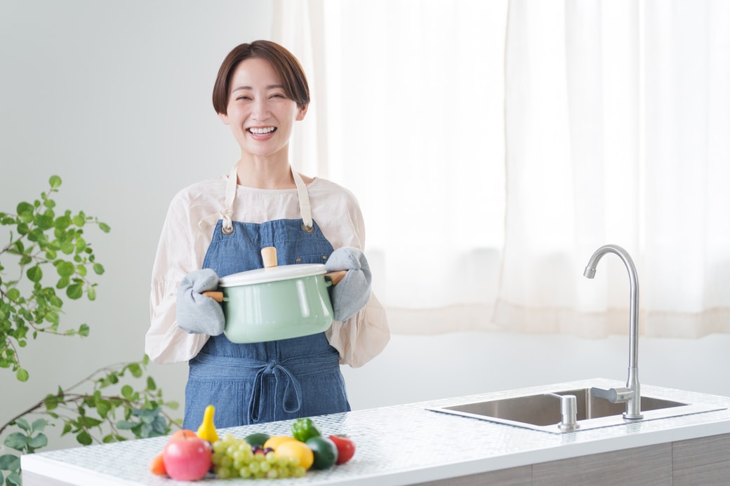 鍋を持つ女性