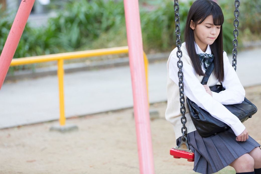 憂鬱な表情の女子高生