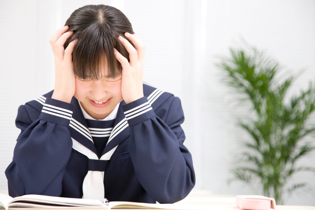 悩む女子高生