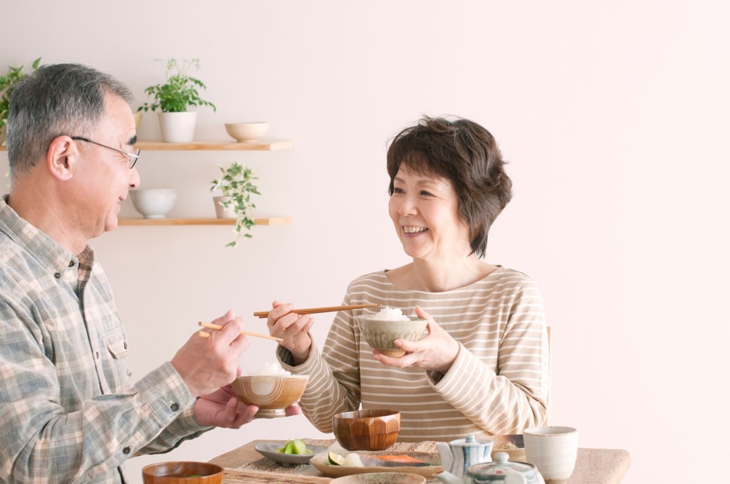 夫婦で食事するところ