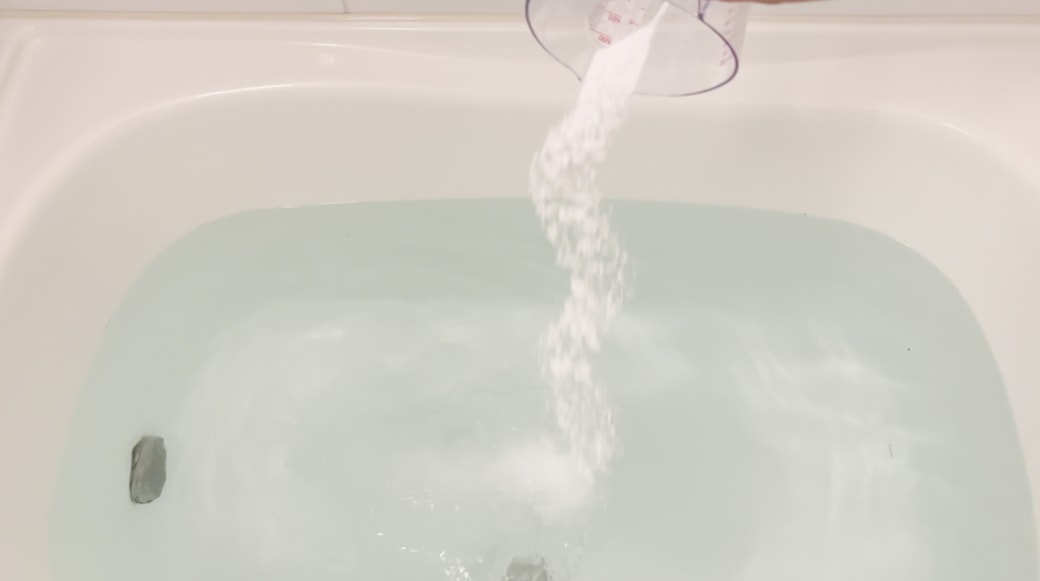 浴槽へ入れて重曹を溶かす