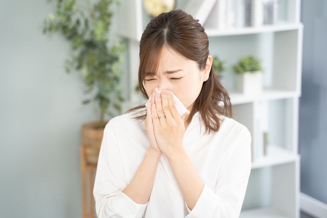 鼻をかむ女性