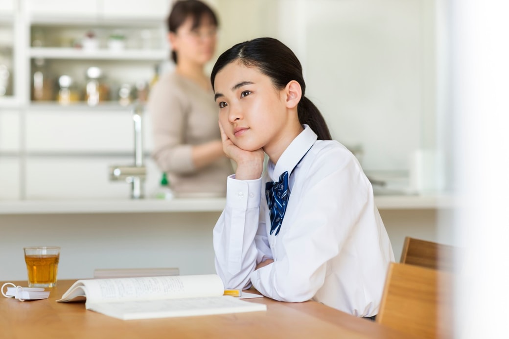 学生と母親