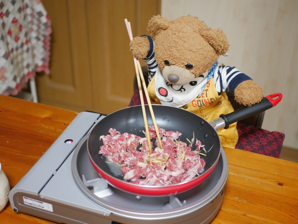 調味料をなじませるように炒める