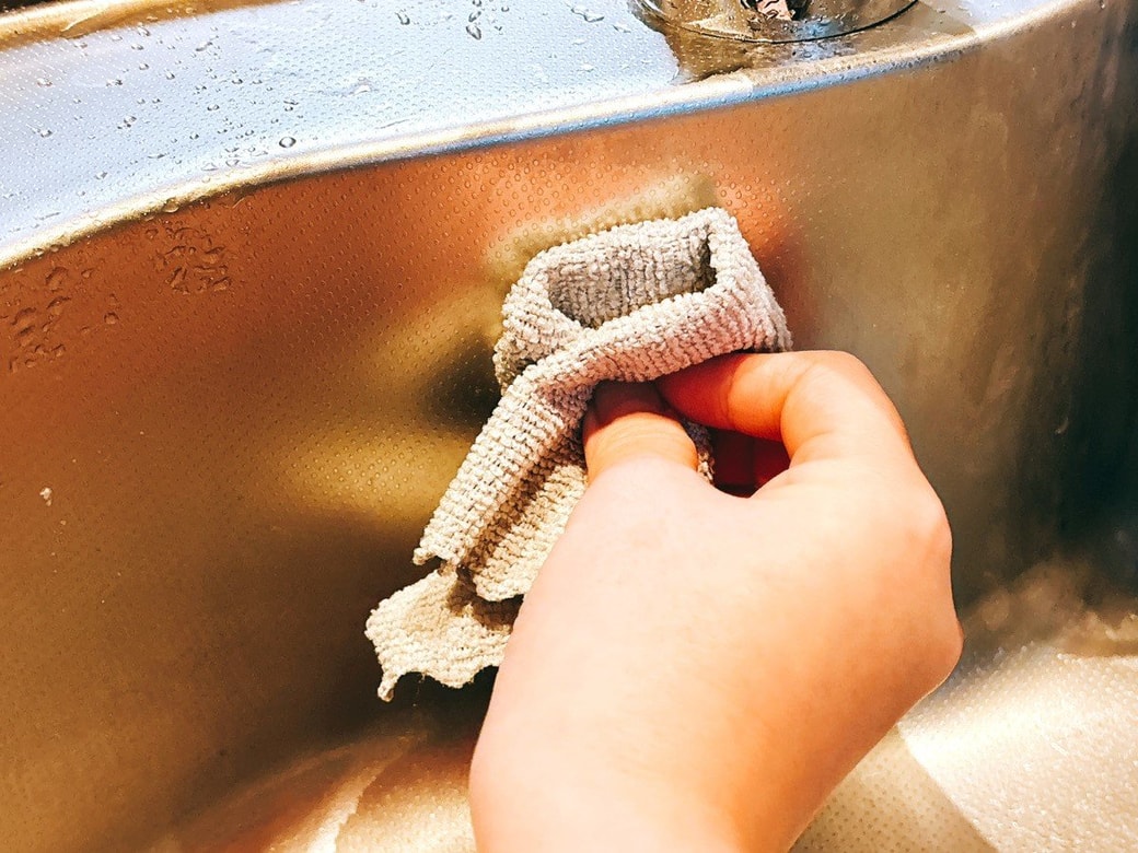 クロスで拭き、水気と残った汚れを取り除く