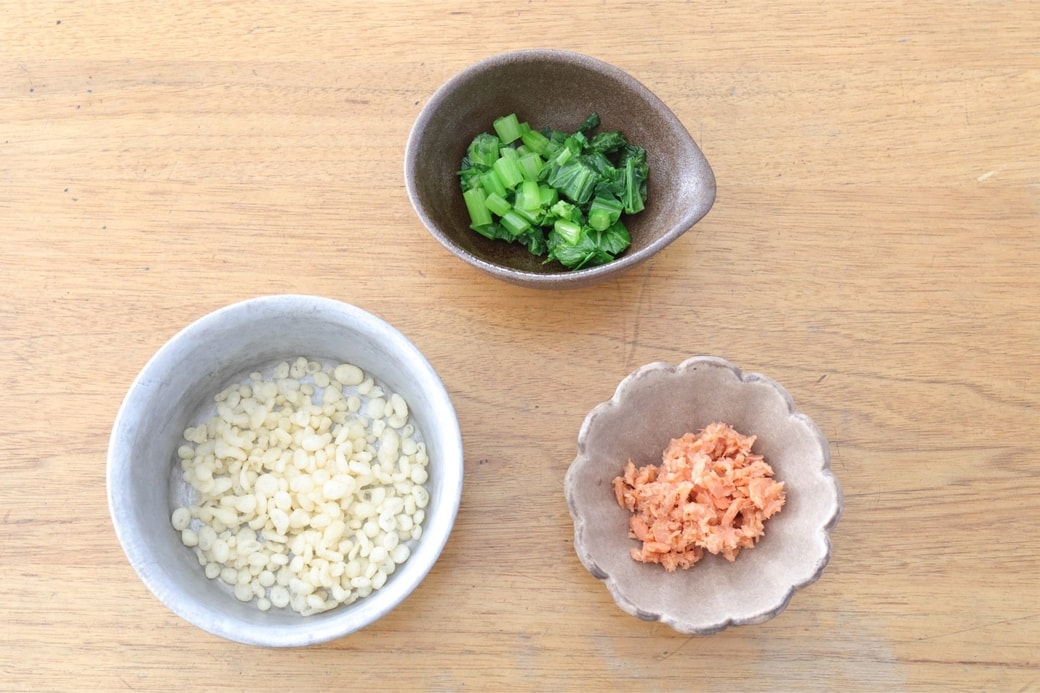 「かぶの葉と鮭のたぬきおにぎり」