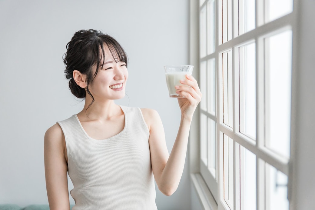 飲み物を飲む女性