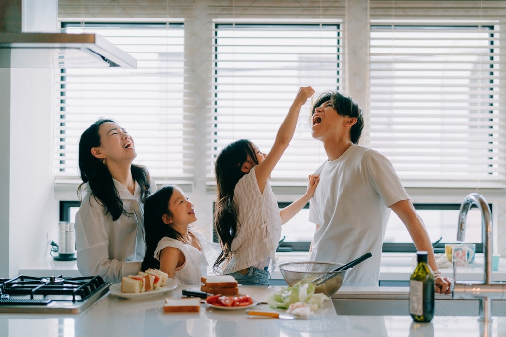 料理を楽しむ家族