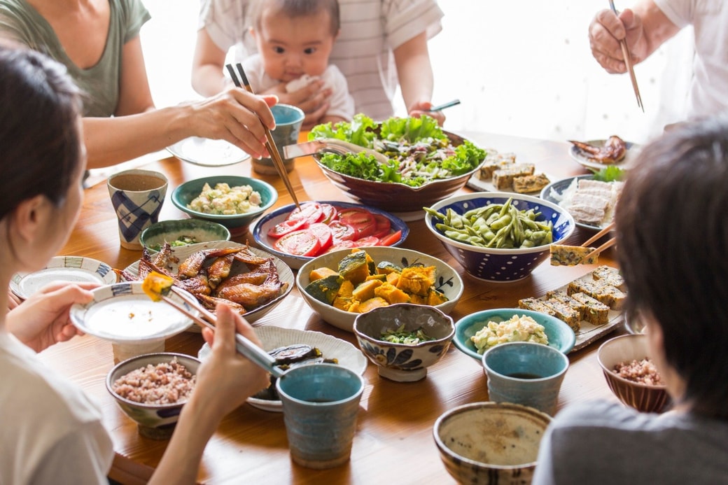 大皿に盛られた料理