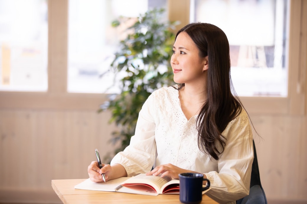 手帳を書く女性