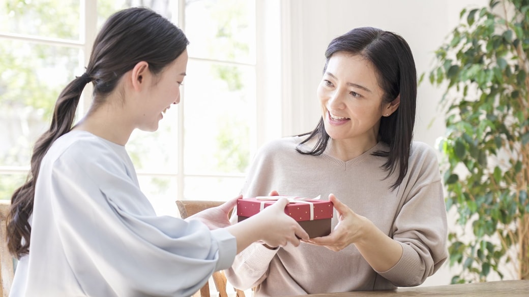 プレゼントを渡す女性