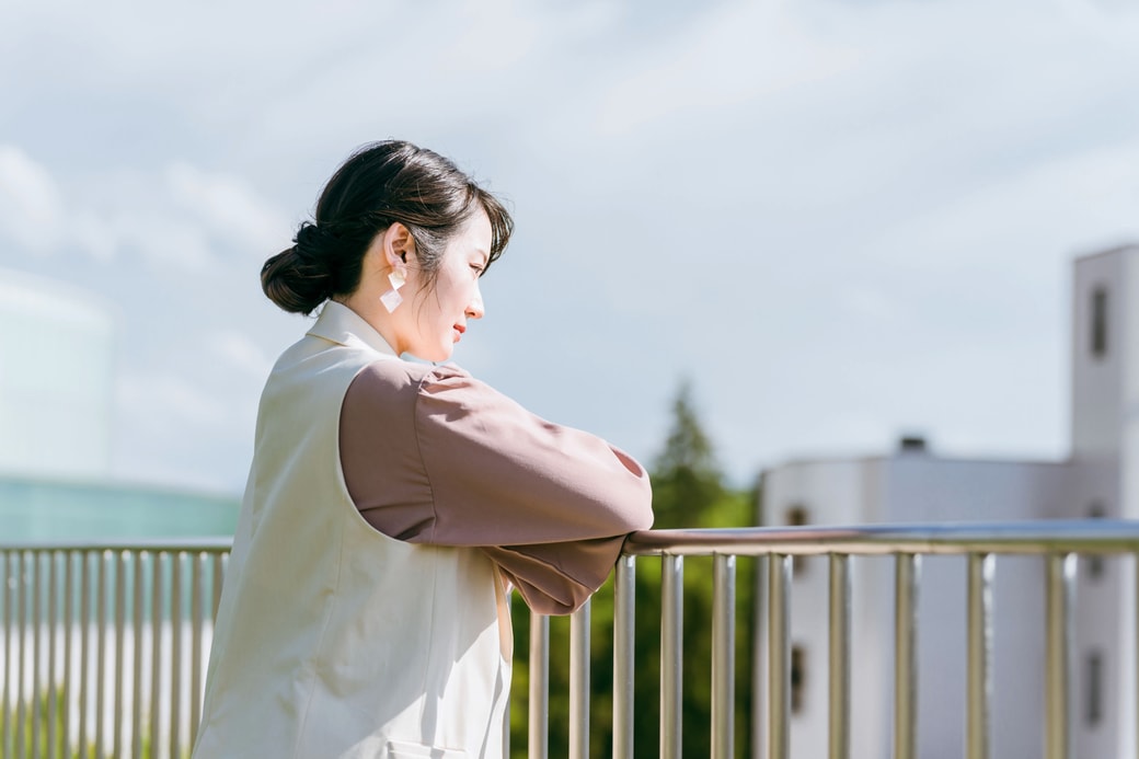 遠くを見つめる女性