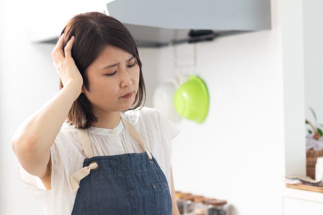 悩む女性