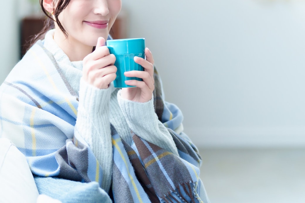 飲み物を飲む女性