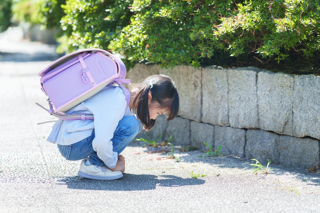 うずくまる小学生