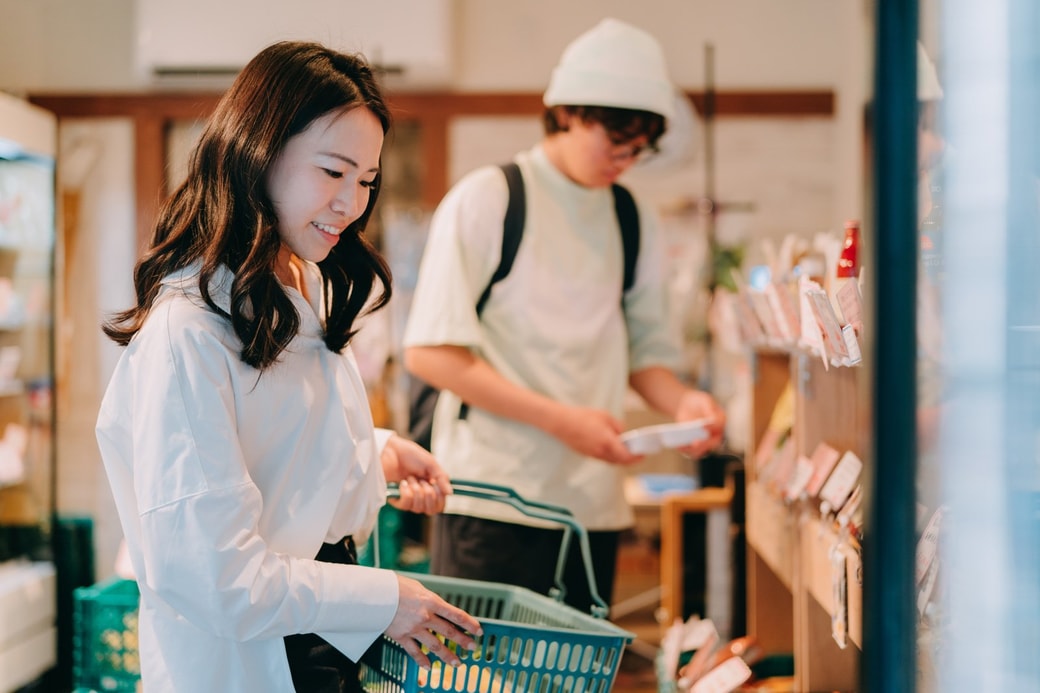 買い物をする女性