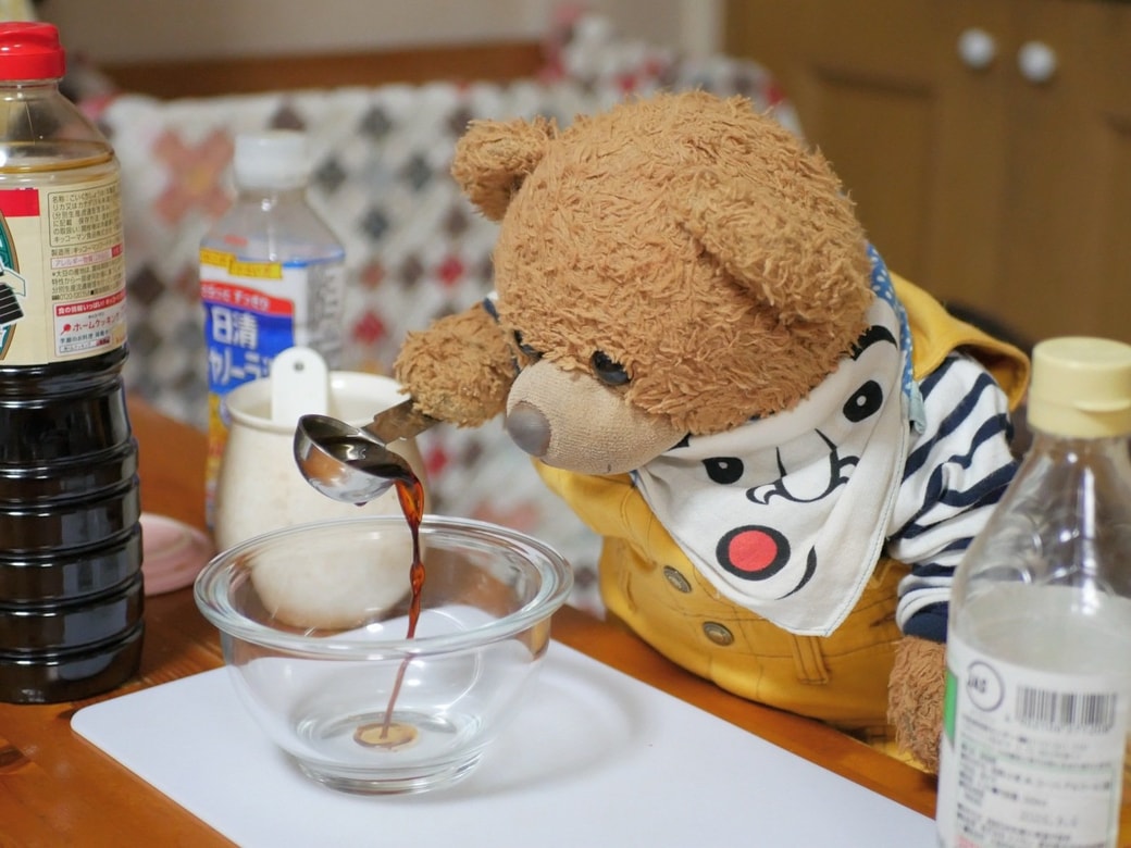 醤油を入れるくまくん