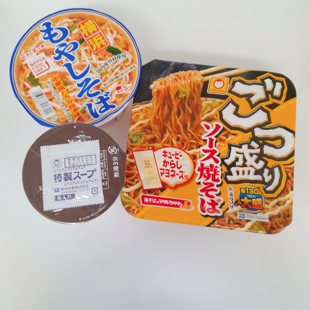 机の上に置いた3種類のカップ麵