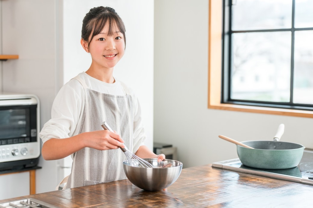 お菓子を作る子