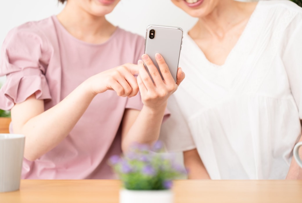 スマホを見る女性たち