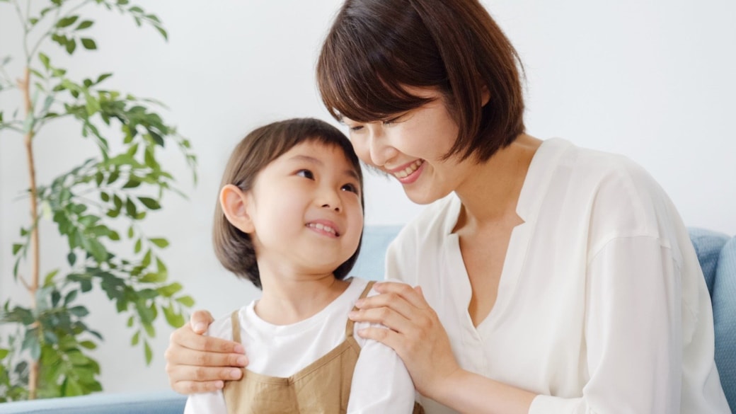 子どもの意見を聞く親