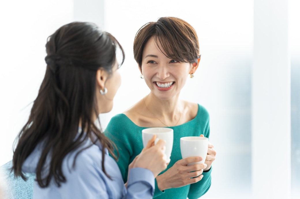 友人と会話する女性