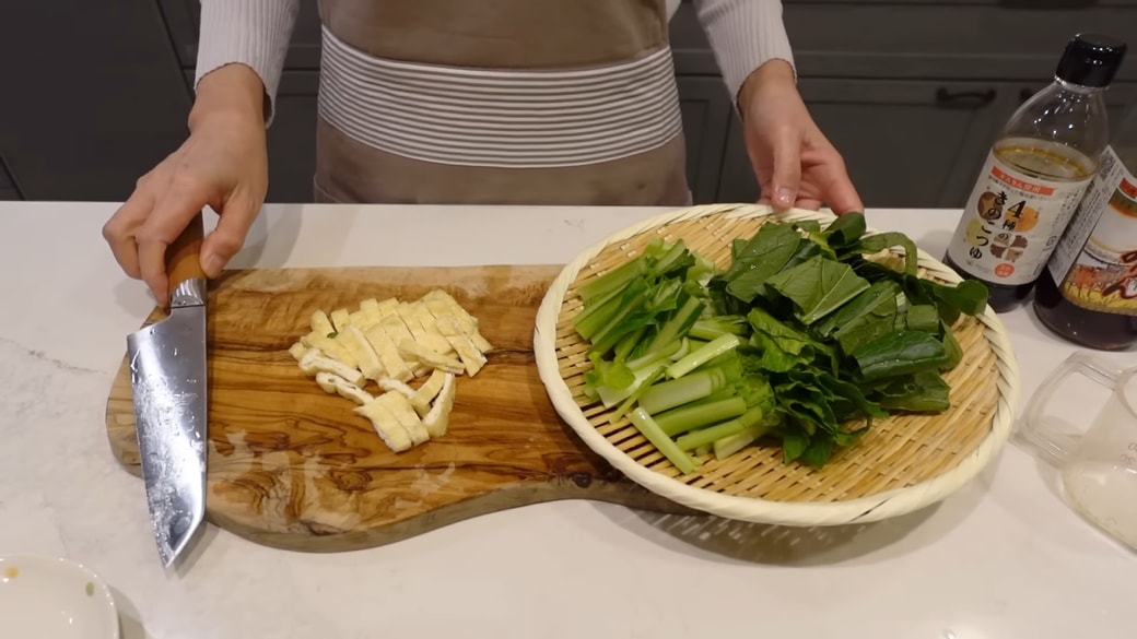 小松菜と油揚げを切る人