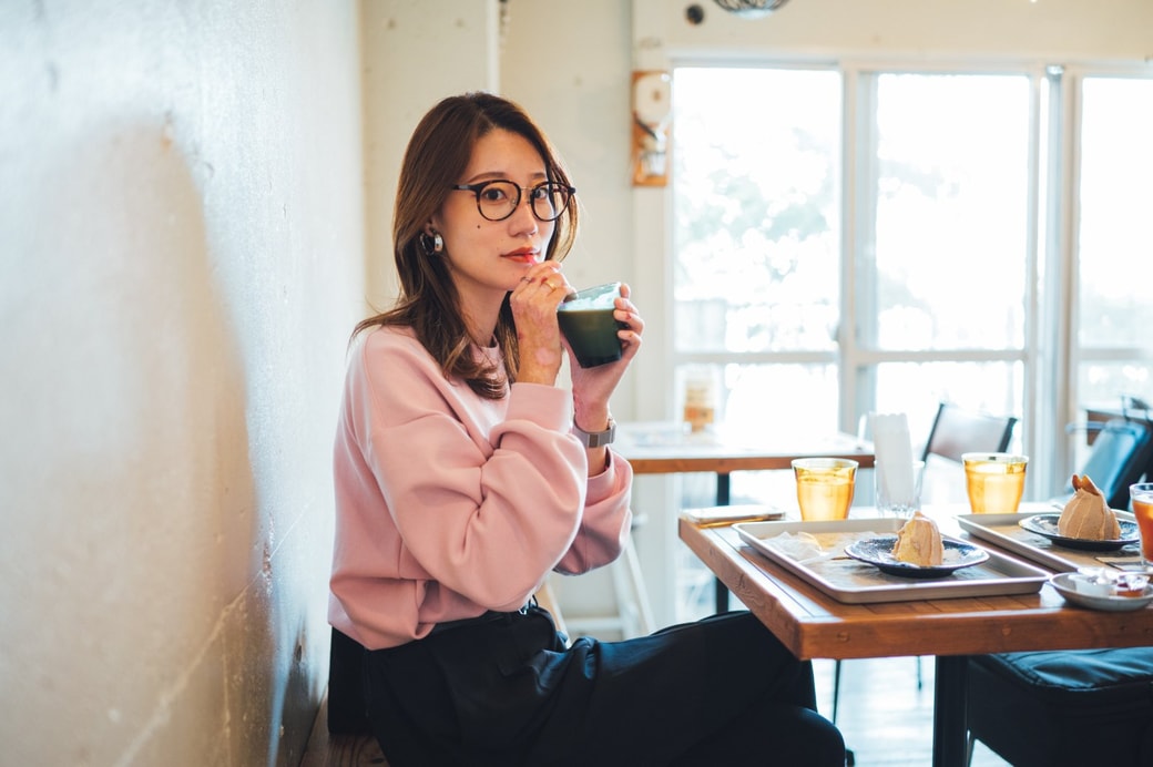 コーヒーを飲む女性