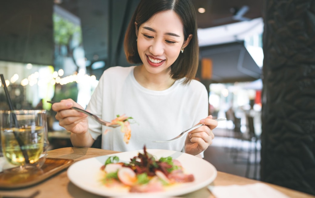 スイーツを食べる女性