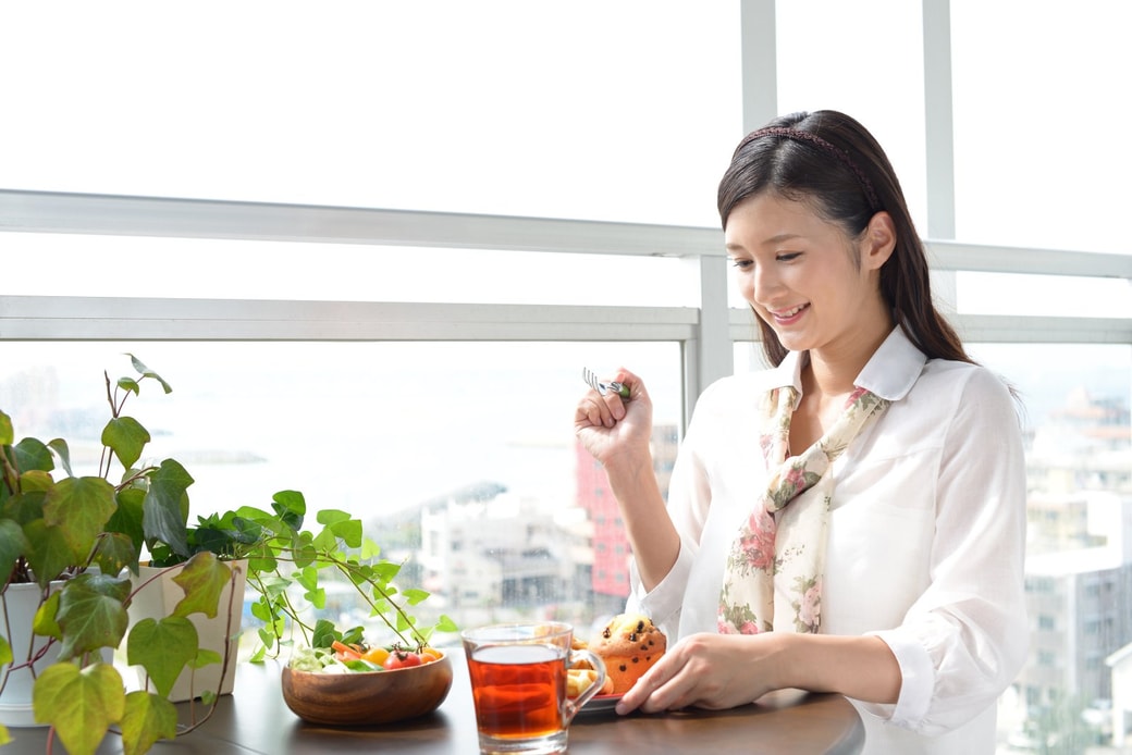 スイーツを食べる女性