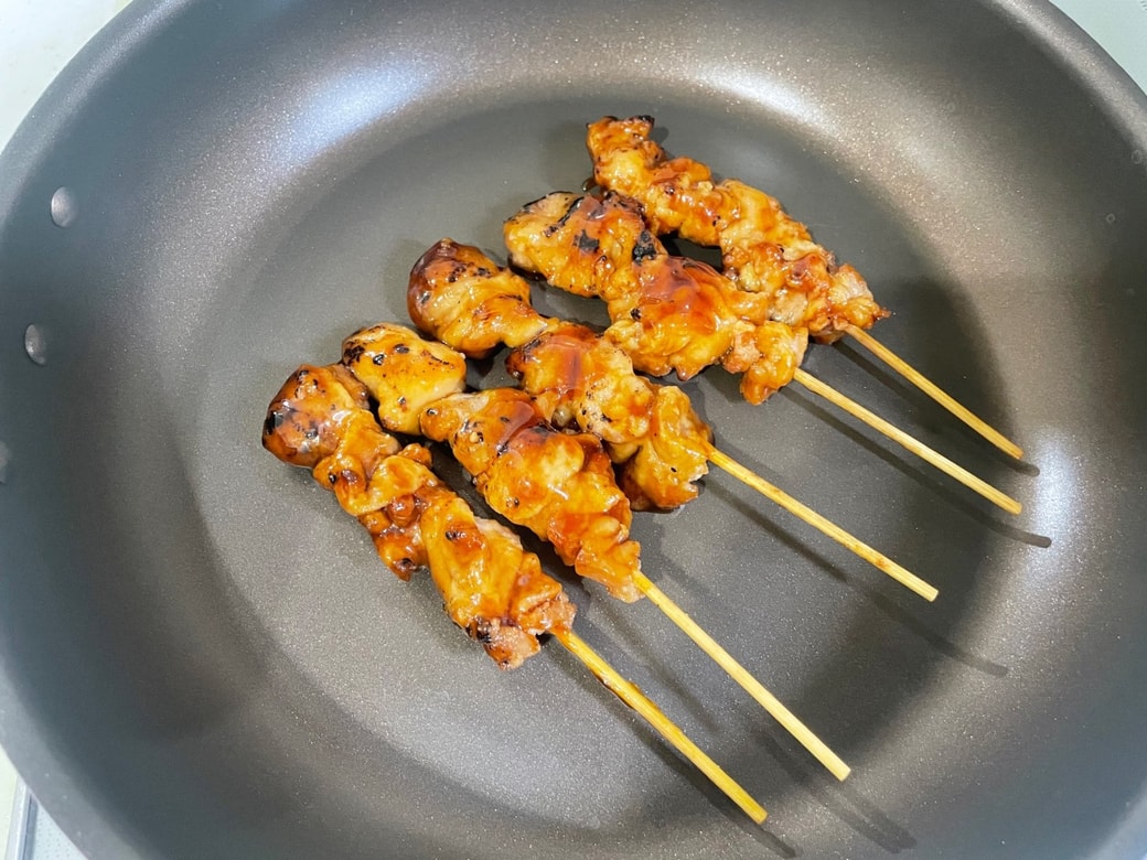 フライパンに油をひかずに焼き鳥を並べる