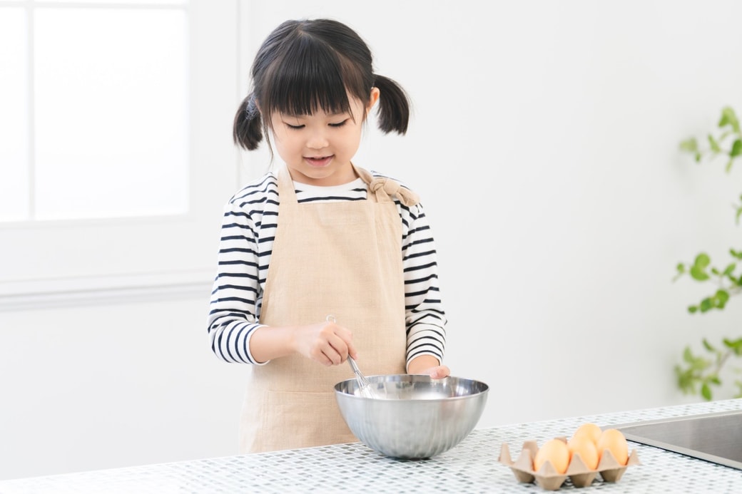 料理をする女の子