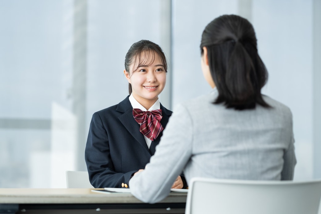 相談する女子高生