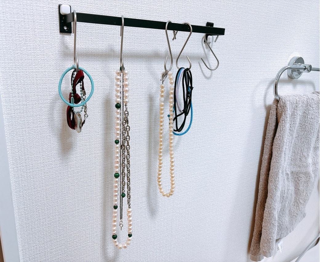 ヘアアクセサリーは脱衣所に壁にかけて収納
