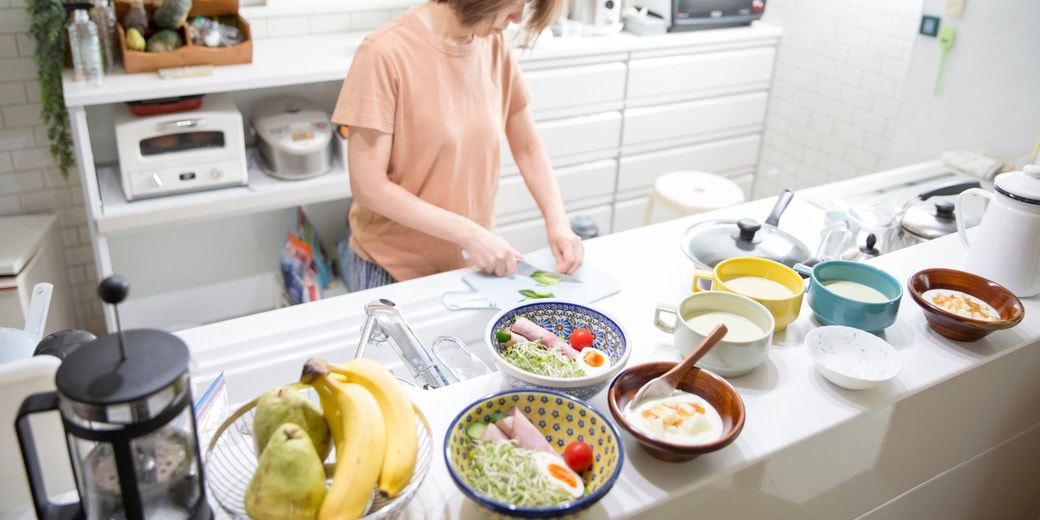 料理をする女性