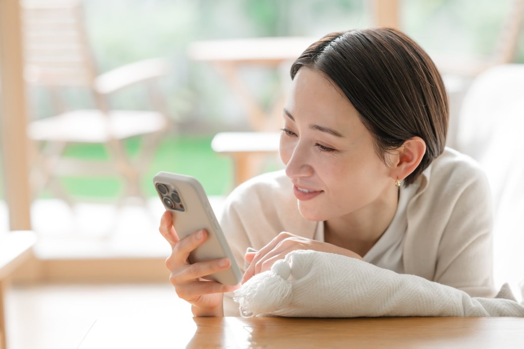 スマホを見る女性