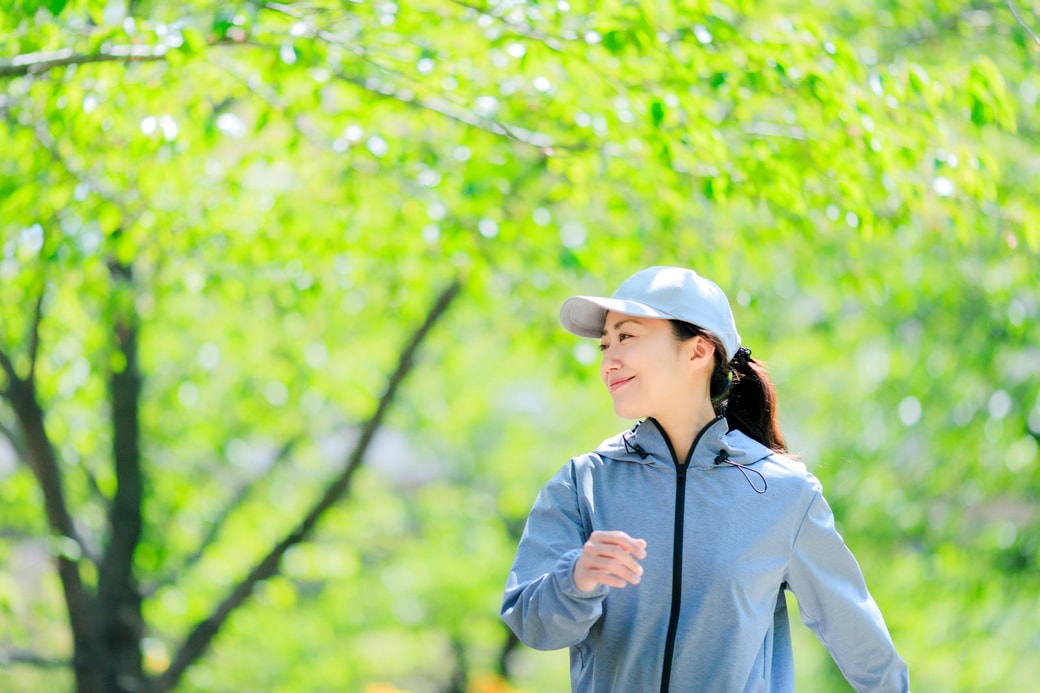 運動をする女性