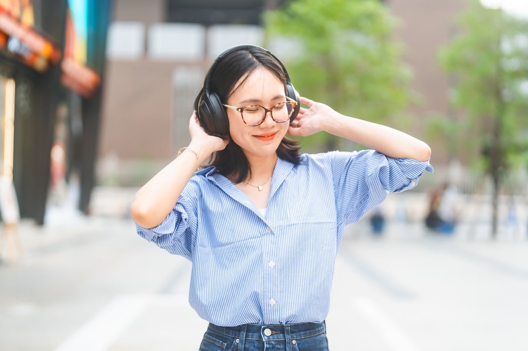 音楽を聴く女性