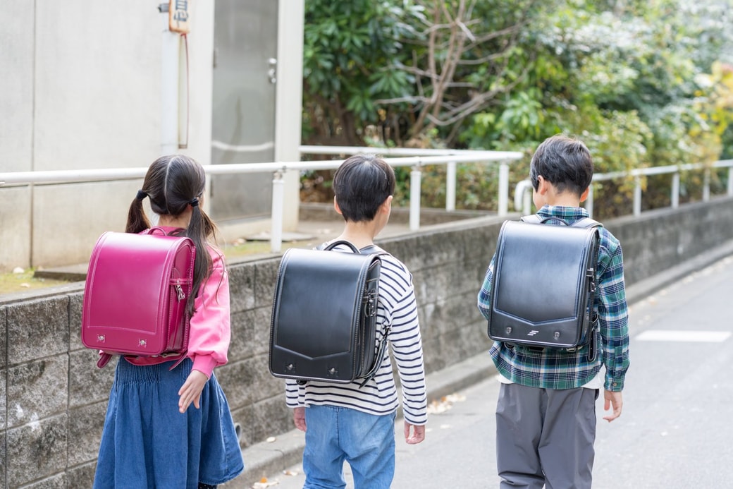 小学生が歩く様子