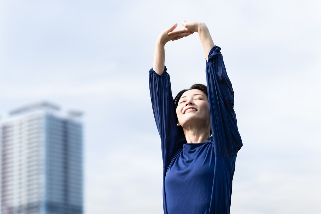 ストレッチする女性